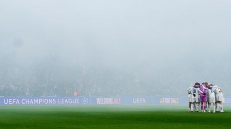 Spillerne samles før kickoff