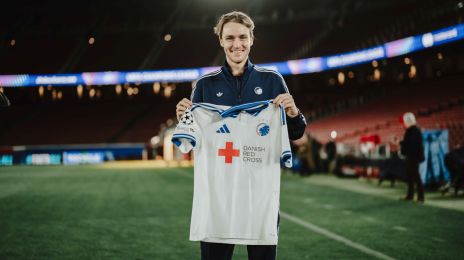William Clem på Nou Camp med den hvide FCK-trøje med Røde Kors på brystet