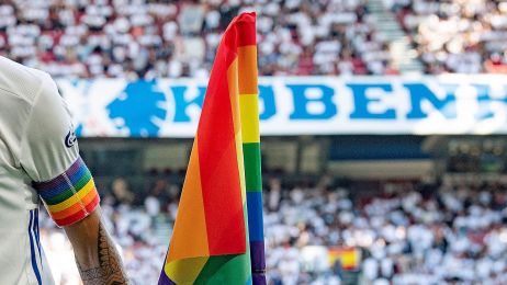 Anfører Carlos Zeca med regnbue-anførerbind