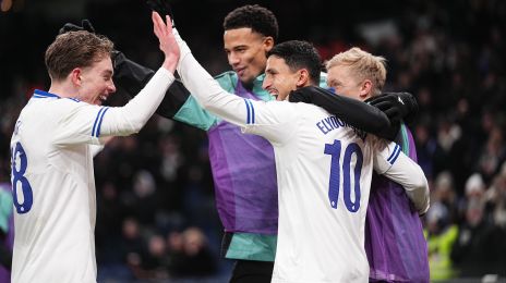 Mohamed Elyounoussi takker Oliver Højer for et godt oplæg