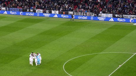 Spillerne samles før kickoff