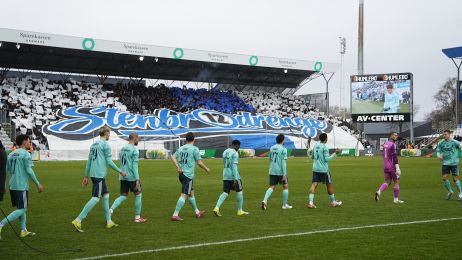 Spillerne går på banen 