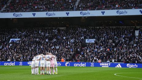 Spillerne samles før kickoff
