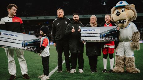 BK Skjold og Høje Taastrup Parasport får overrakt donationer fra Blue And White Banner billetindtægterne