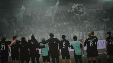 Spillerne jubler med fansene efter kampen