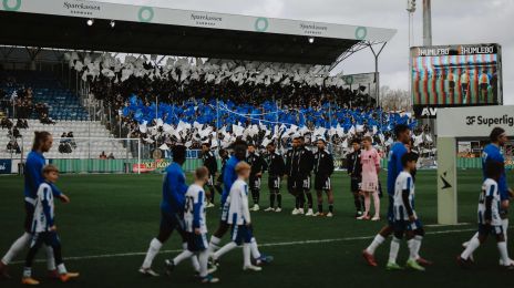 Spillerne går på banen