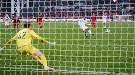 Youssoufa Moukoko scorer på straffespark