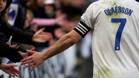 Viktor Claesson hilser på fansene på Familietribunen efter kampen