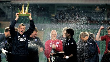 Bo Svensson løfter Royal League-trofæet