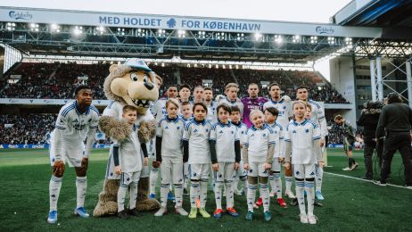 Holdfoto med indmarchbørn fra Klub Leo