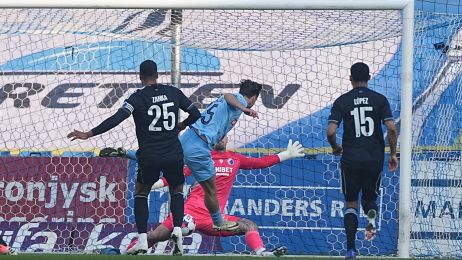 Dominik Kotarski redder en stor chance til Randers' Martin Sjølstad