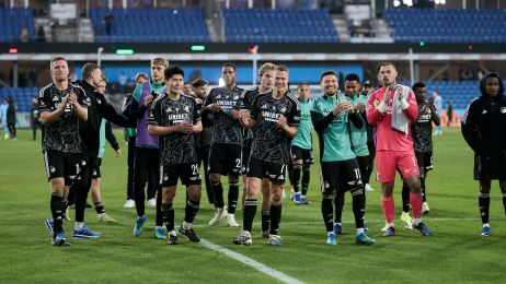 Spillerne jubler med fansene efter kampen