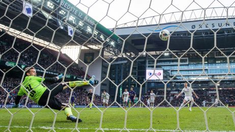 Nicolai Jørgensen scorer på straffespark i 5-3-sejren over FC Midtjylland