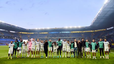 Spillerne jubler med fansene efter kampen