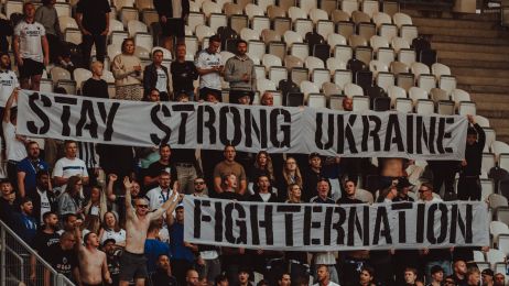 F.C. København-fansene i Kosice med en hyldest til det ukrainske folk