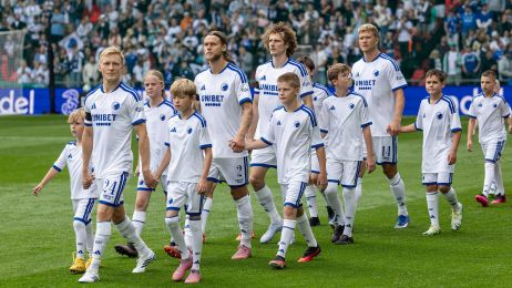 Spillerne går på banen med indmarchbørn fra Klub Leo