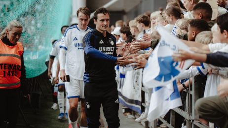 Thomas Delaney takker fansene på Familietribunen