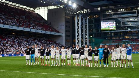 Spillerne jubler med fansene efter kampen