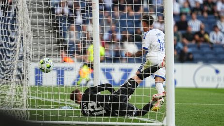 Robert Silva scorer, men målet underkendes for offside
