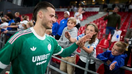 Diant Ramaj hilser på fansene på Familietribunen