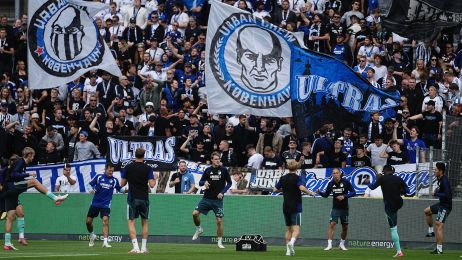 F.C. København-spillerne varmer op foran fansene