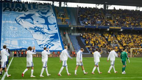 F.C. København-spillerne går på banen foran fansenes Hjalte-tifo