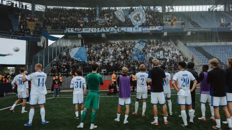 Spillerne jubler med fansene efter kampen
