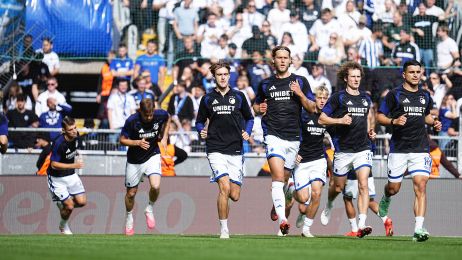 F.C. København-spillerne varmer op foran fansene