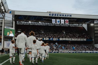 Spillerne går på banen med indmarchbørn fra Klub Leo