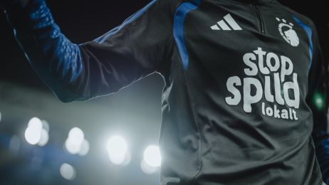 Opvarmningstrøje med Stop Spild Lokalt på brystet