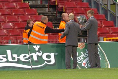 Spillerne nedlægger blomster for at mindes den FCK-fan, som omkom til Viborg-kampen tre dage tidligere