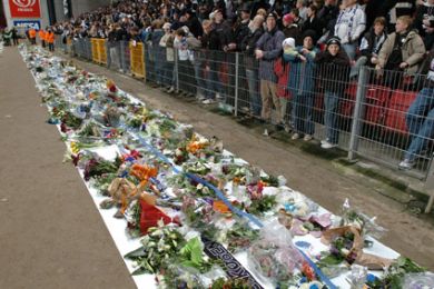 Blomster foran Nedre C-tribunen, hvor en FCK-fan omkom tre dage tidligere