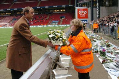 Kim Brink nedlægger blomster for at mindes den FCK-fan, som omkom til Viborg-kampen tre dage tidligere