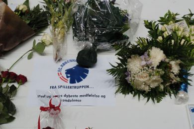 Blomster foran Nedre C-tribunen, hvor en FCK-fan omkom tre dage tidligere