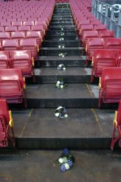 Blomster på Nedre C-tribunen, hvor en FCK-fan omkom tre dage tidligere