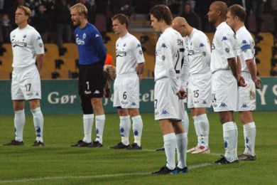 Et minuts stilhed før kickoff