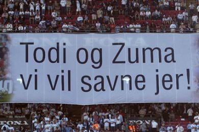 Banner til ære for Sibusiso Zuma og Todi Jónsson