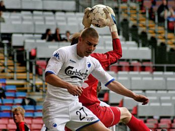 Martin Bernburg i nærkamp med Ola Tidman. © FCK.DK