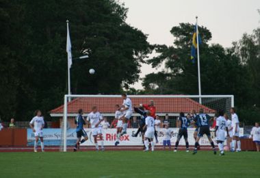 Gravgaard header bolden væk - © FCK.DK