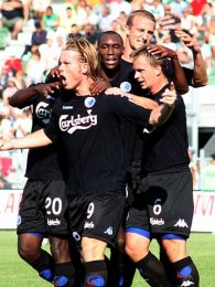 Fredrik Berglund jubler med holdkammeraterne