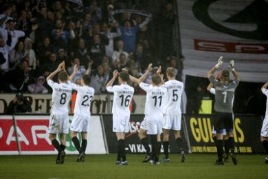 Spillerne takker fansene efter kampen