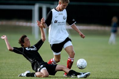 Thomas Delaney i en glidende tackling