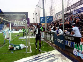 N'Doye har scoret og tiljubles af de ellevilde FCK-fans
Foto: Charles Maskelyne, FCK.DK