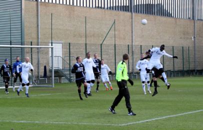 Pape Pate Diouf scorede et flot mål - her er han højt til vejrs efter et hjørnespark