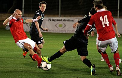 Bolaños tackler en Kalmar-spiller, mens Nordstrand kigger på