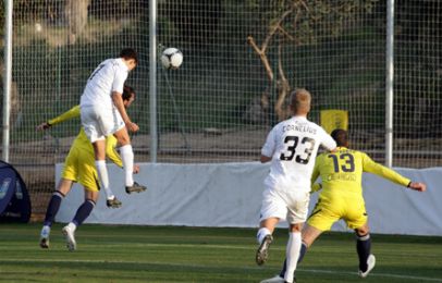 Mustafa Abdellaoue scorer sit første mål i den hvide trøje, da han kommer højest på et indlæg fra Pierre Bengtsson efter 79 minutter. 1-1. Foto: FCK.dk.