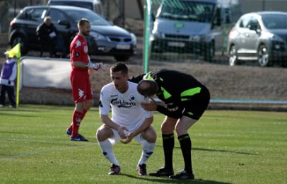 Sølvi Ottesen fik en ordentlig kæberyster, da bolden ramte ham i hovedet undervejs i første halvleg. Foto: FCK.dk.