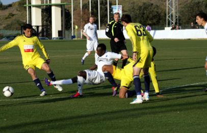 Pape Pate Diouf i kamp om bolden. Foto: FCK.dk.