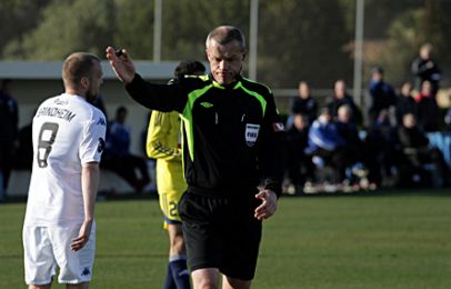 Dommeren peger på pletten, efter at Claudemir har begået straffespark. Foto: FCK.dk.