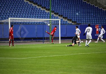 Pape Pate Diouf  bringer FCK foran 1-0 i 1. halvleg